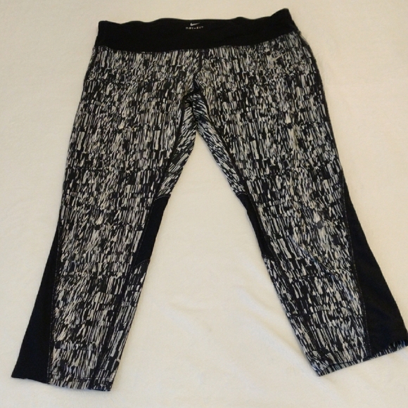 Nike Black and White Patterned Leggings - Picture 1 of 8